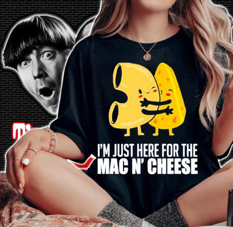 I'm Just Here For The Mac N' Cheese Hug And Kiss Cute Shirt