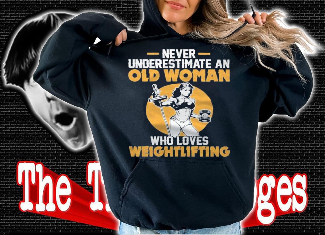 Never underestimate an old woman who loves weightlifting T-shirt hoodie