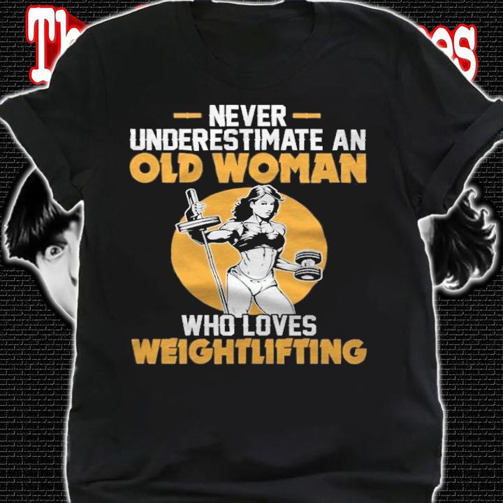 Never underestimate an old woman who loves weightlifting T-shirt shirt
