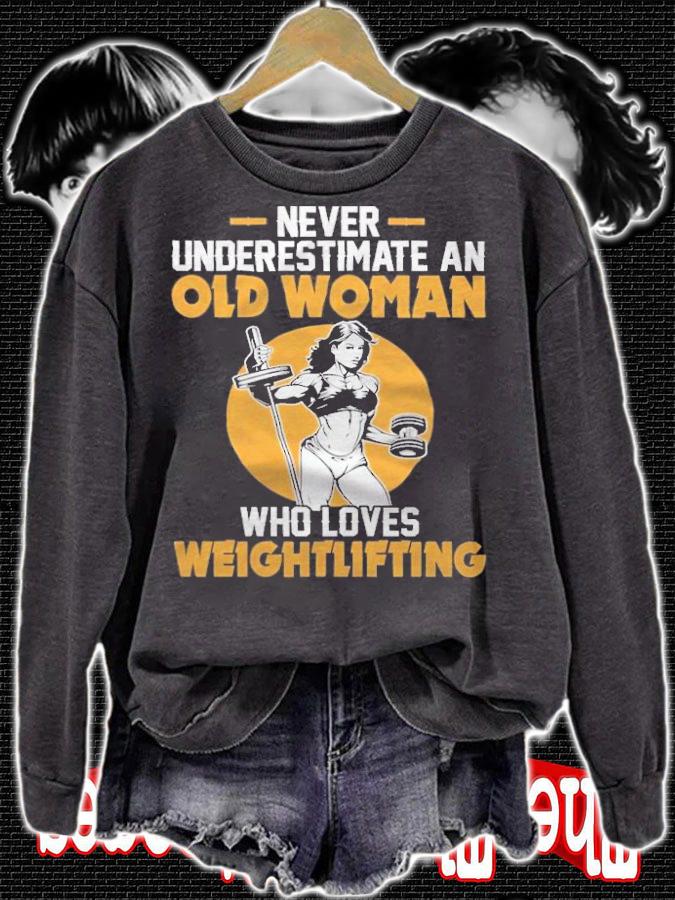 Never underestimate an old woman who loves weightlifting T-shirt sweatshirt